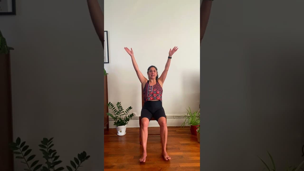 Séance de yoga sur chaise adaptée aux personnes âgées